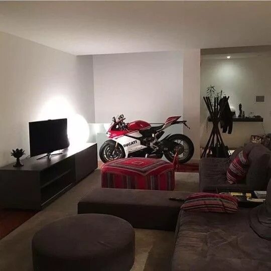 Мотоцикл в комнате фото Ducati 1299 Panigale Home decor, House design, Apartment decor