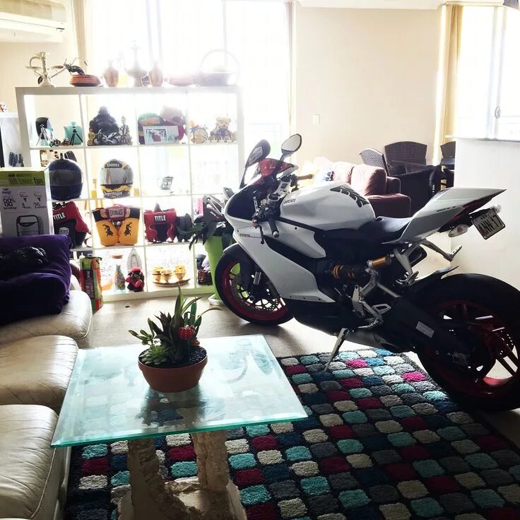 Мотоцикл в комнате фото Ducati 899 , A beautiful Italian master-piece in a Lounge Room :) Motos deportiv