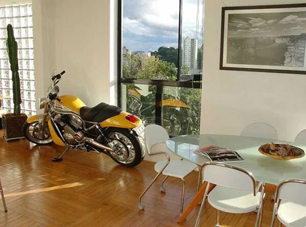 Мотоцикл в комнате фото Dream Motorcycle Garages: Park Your Ride in Style at Night Motorcycle garage, Bi