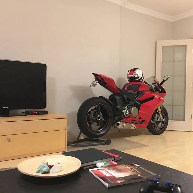 Мотоцикл в квартире фото Pin by Tyler Shaw on Motorcycle Motorcycle decor, Ducati, Suzuki motorcycle