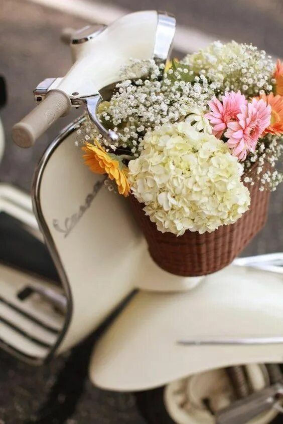 Мотоцикл в цветах фото Pin by Pinner on M y I t a l i a n L i f e Vespa, Vespa vintage, Vintage