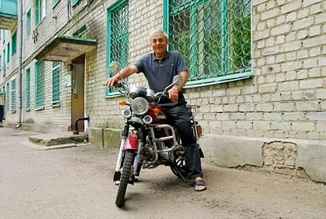 Мотоцикл во дворе фото I like to park it where I can see it: Russian man solves crime issue by winching