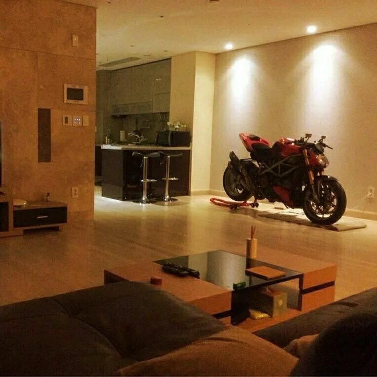 Мотоциклы дома фото Pin on bikes Loft spaces, Home building design, Perfect living room