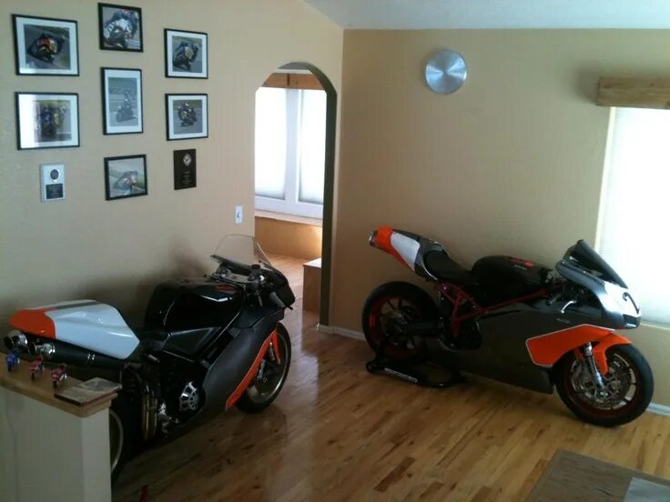 Мотоциклы дома фото indoors Archives - Moto Lady Motorcyle, Indoor, Motorcycle life