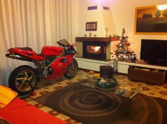 Мотоциклы дома фото Foto del giorno: Ducati 916 davanti al camino Ducati 916, Ducati, Moto da corsa
