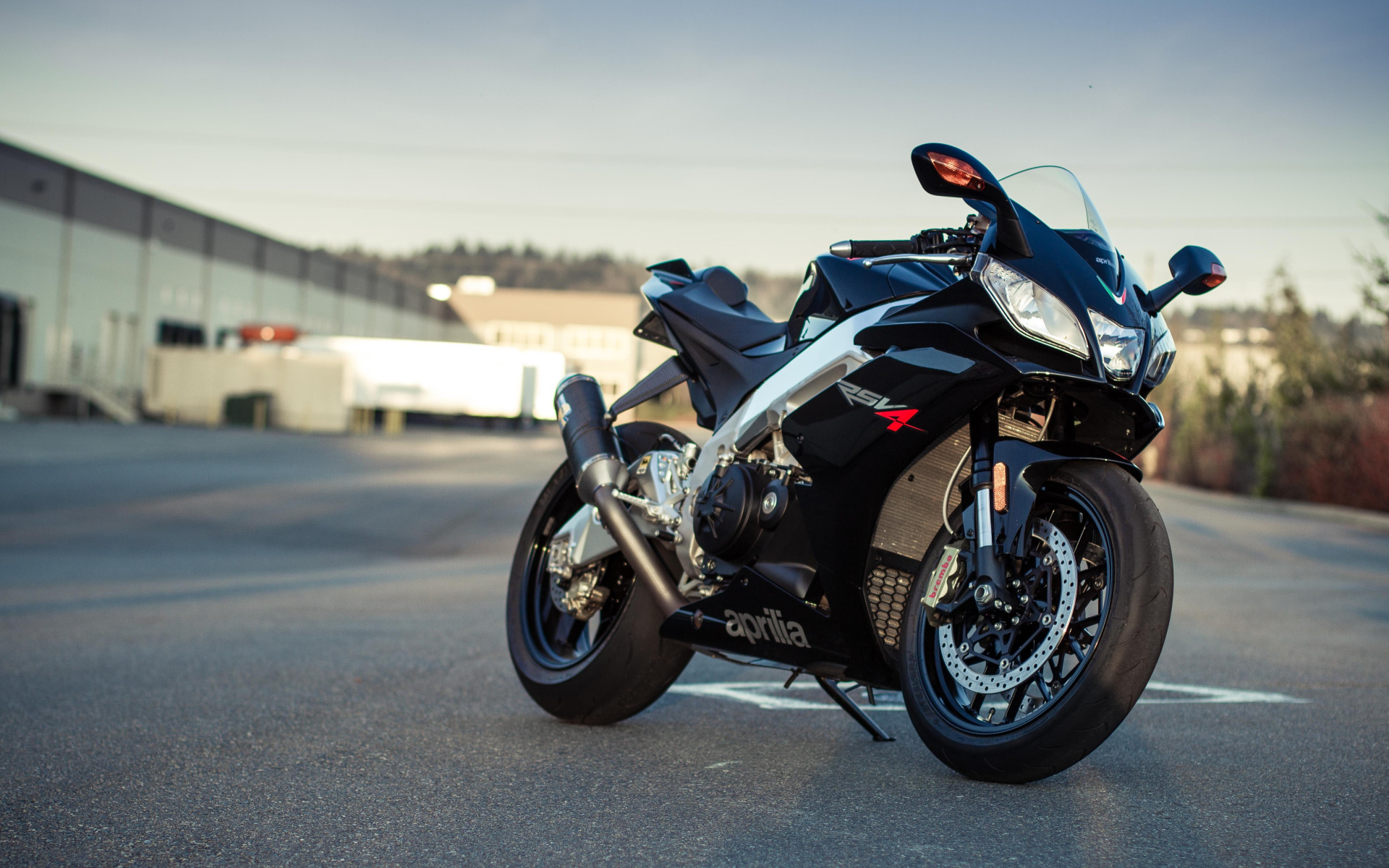 Мотоциклы фото картинки Скачать обои небо, чёрный, тень, мотоцикл, black, aprilia, bike, supersport, раз