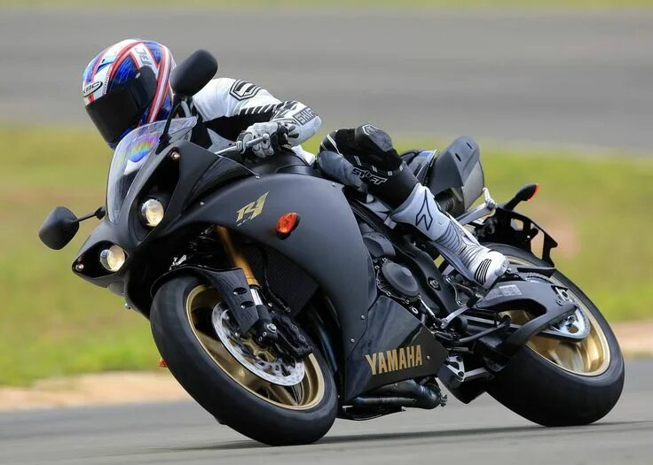 Мотоциклы фото картинки Black Yamaha R1 Photoshoot Yamaha r1, Motorcycle, Yamaha