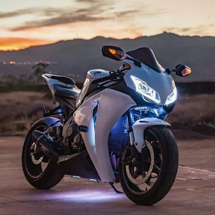 Мотоциклы фото картинки Pin by ARMANDO MONROY on thoughts Motorcycle, Sport motorcycle, Honda cbr 1000rr