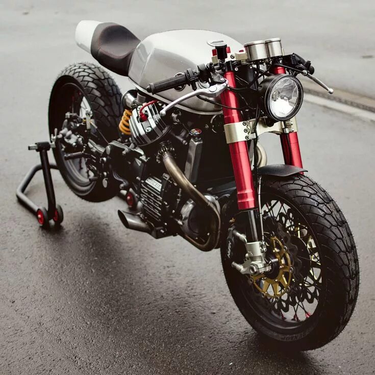 Мотоциклы кафе рейсеры фото Ready to race: Sacha Lakic's CX500 cafe racer Cx500 cafe racer, Cafe racer bikes