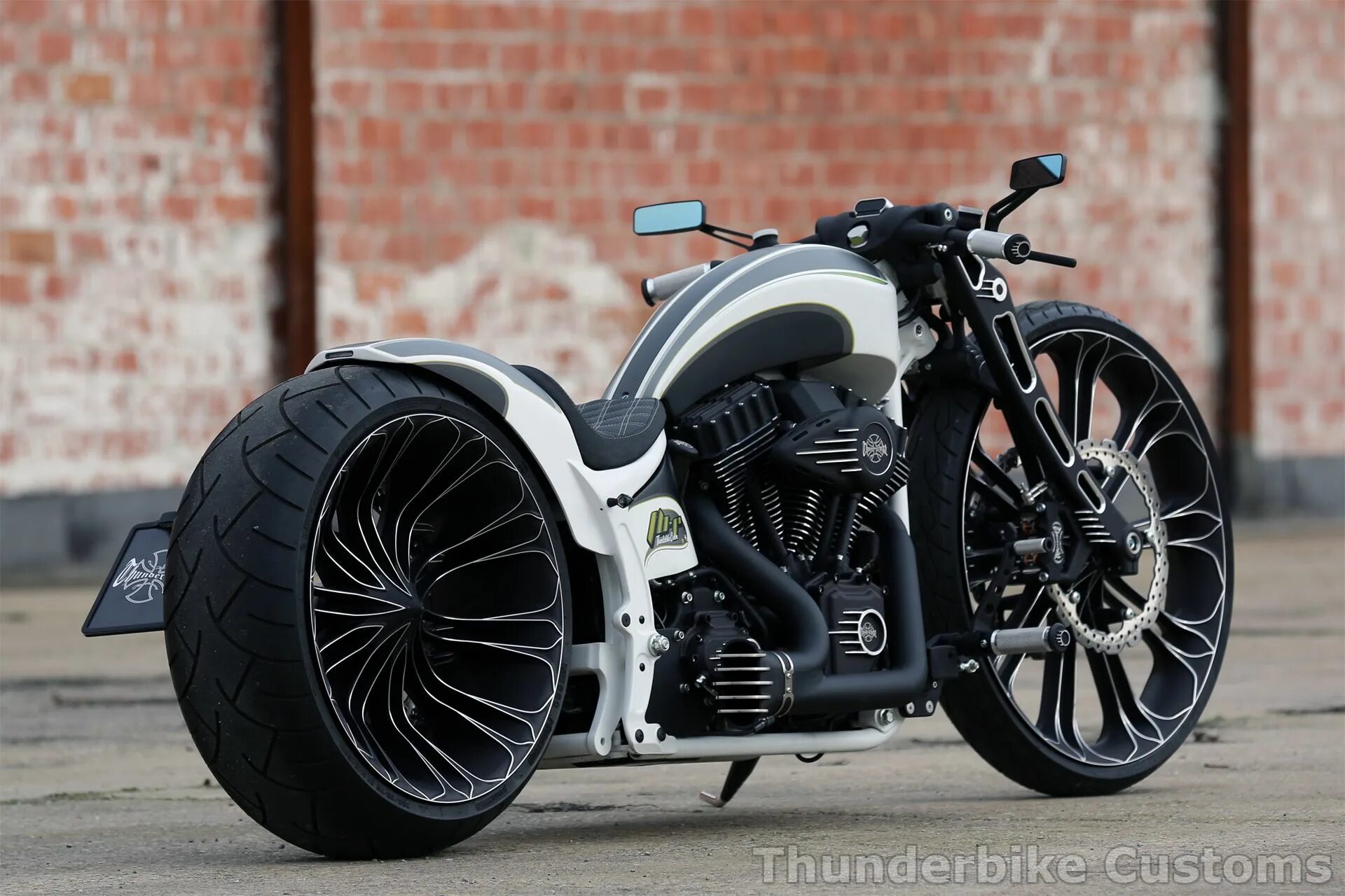 Мотоциклы кастом фото #Thunderbike TBR with the latest Thunderbike #Harley Breakout parts Bike, Motorc