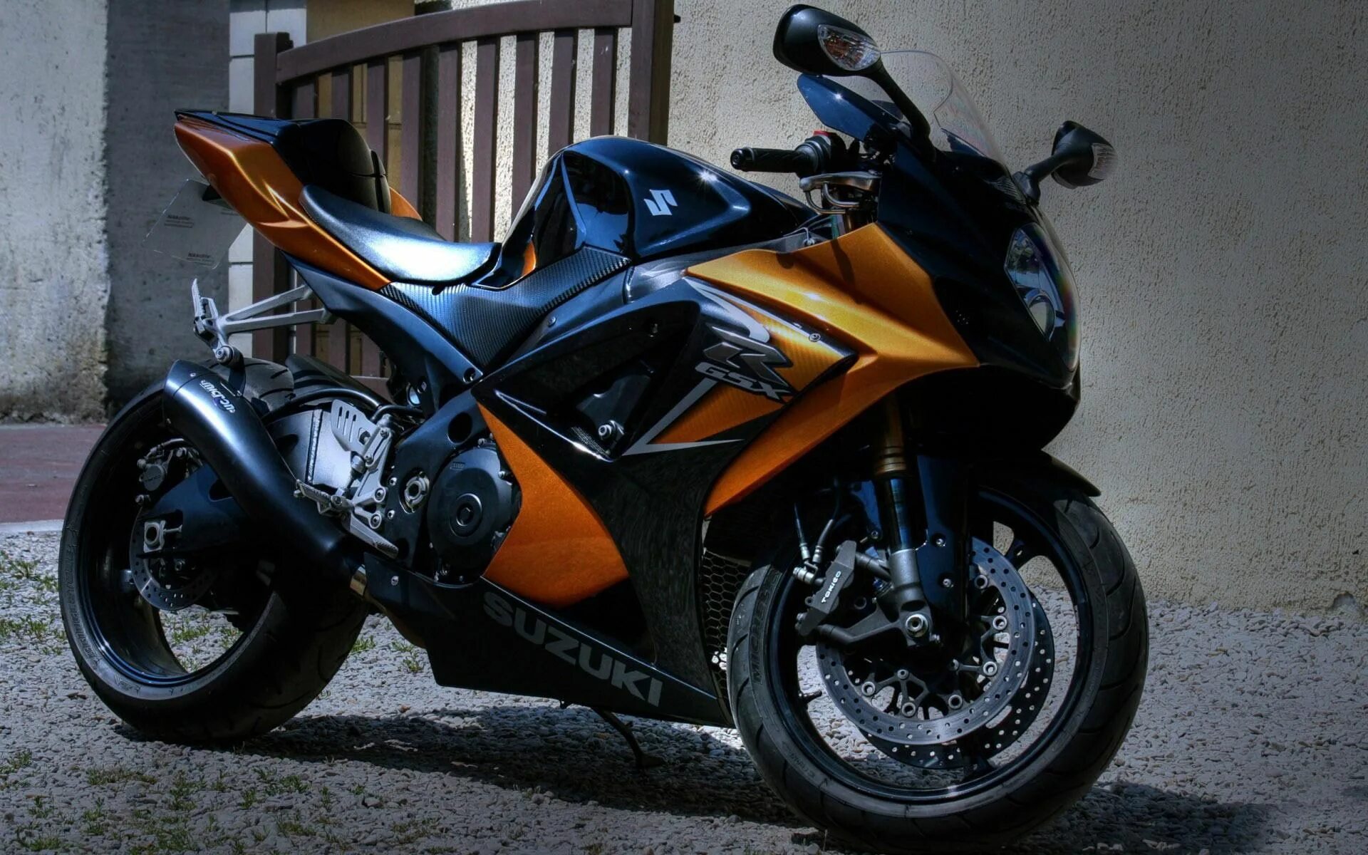 Мотоциклы suzuki фото Suzuki GSX-R, black and gold suzuki sport bike #motorcycles #1920x1200 #suzuki s