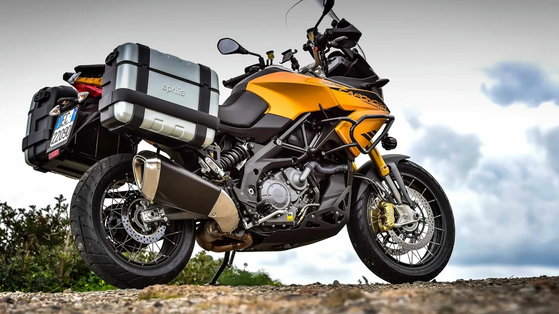 Мотоциклы турэндуро фото Prova su strada Aprilia Caponord 1200 Rally: il video