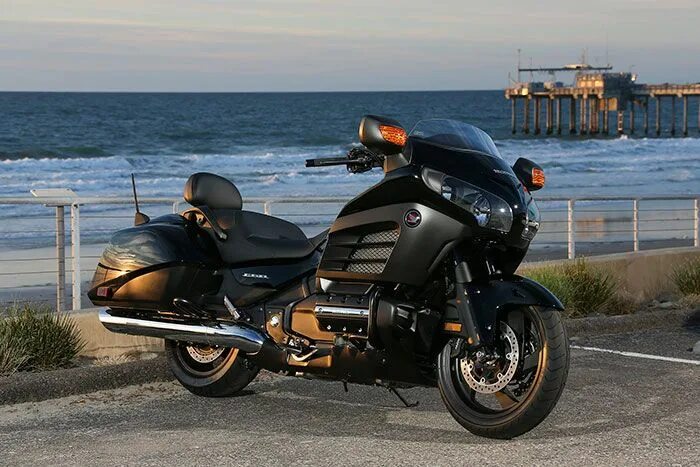 Мотоциклы турист фото 2014 Honda Gold Wing F6B Deluxe GL1800BD Bagger