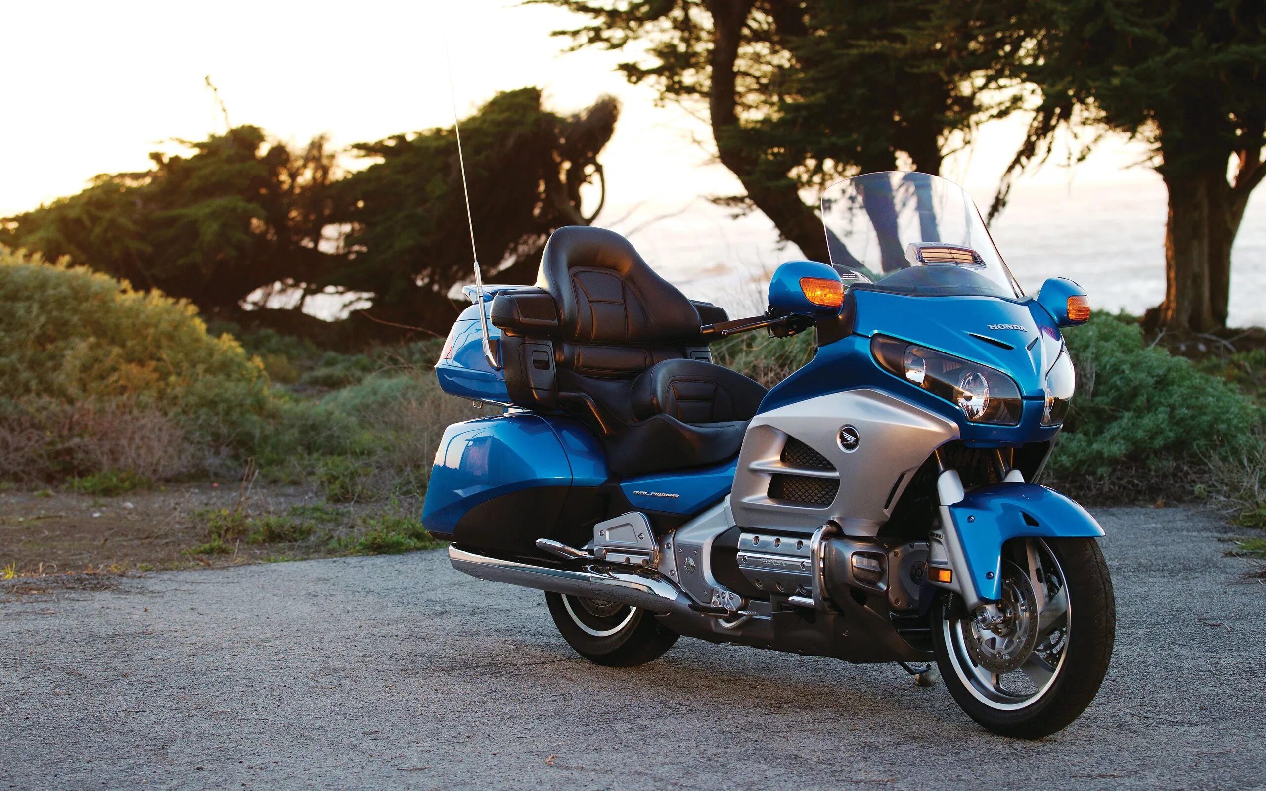 Мотоциклы турист фото О мотоциклах: Honda GoldWing - Магазин мотоэкипировки MOTOXMOTO