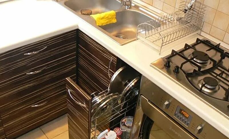 Мойка и варочная панель рядом угловой фото Мойка рядом с плитой: какие плюсы и минусы?