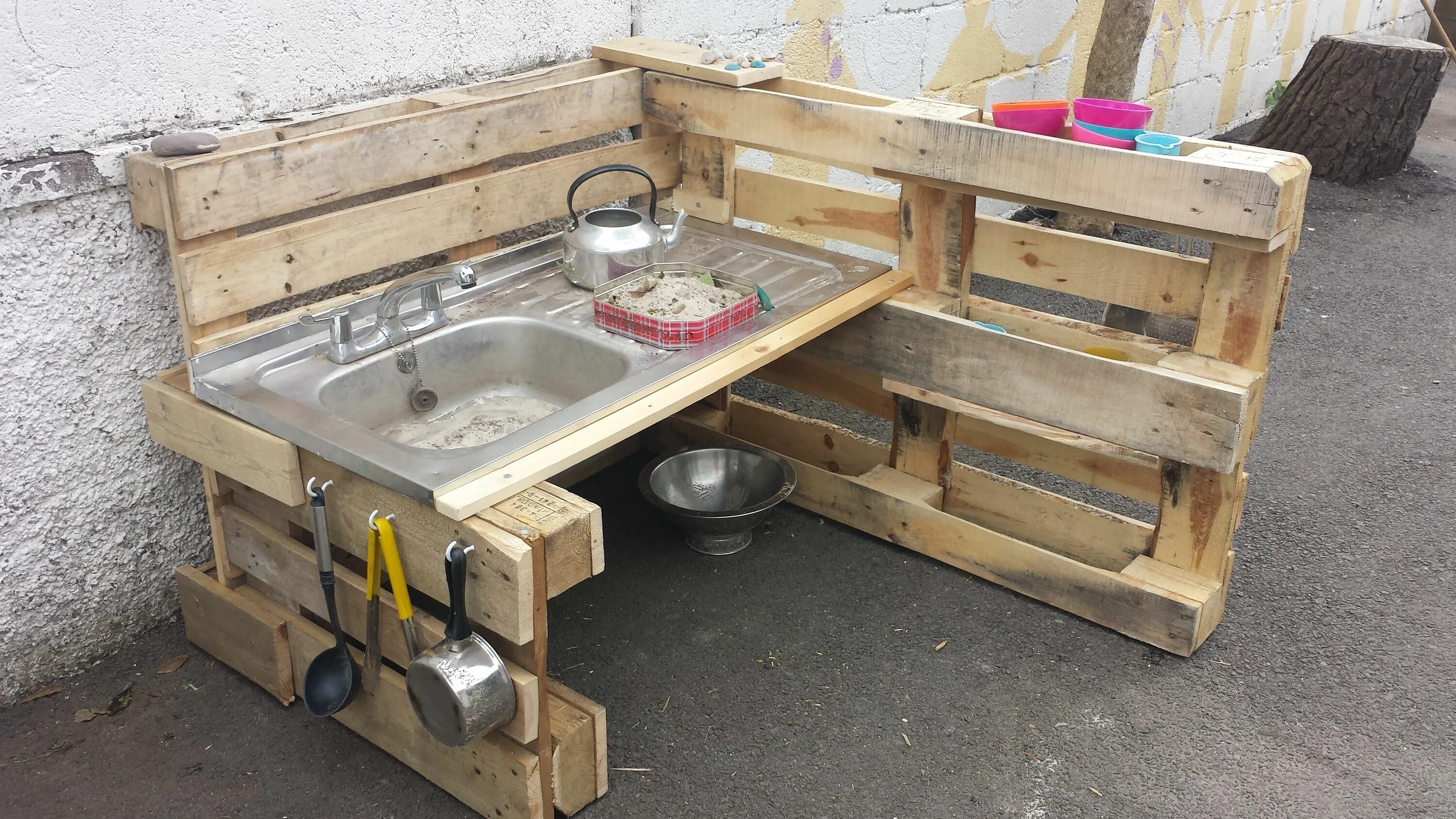 Мойка из поддонов для дачи своими руками Mud Kitchen in Bishopstown Buitenkeuken, Modder keuken, Diy buitenkeuken