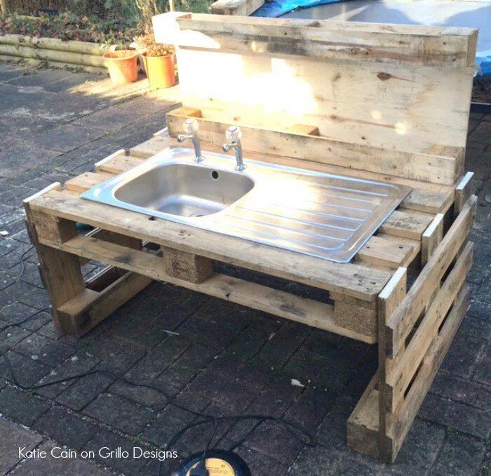 Мойка из поддонов для дачи своими руками DIY PALLET MUD KITCHEN Diy mud kitchen, Mud kitchen, Mud kitchen for kids