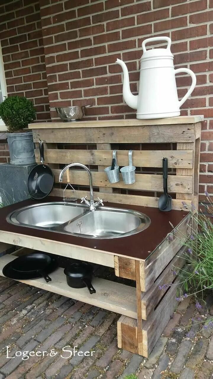 Мойка из поддонов для дачи своими руками Met een paar pallets en een oude gootsteen een heerlijke buitenkeuken gemaakt vo