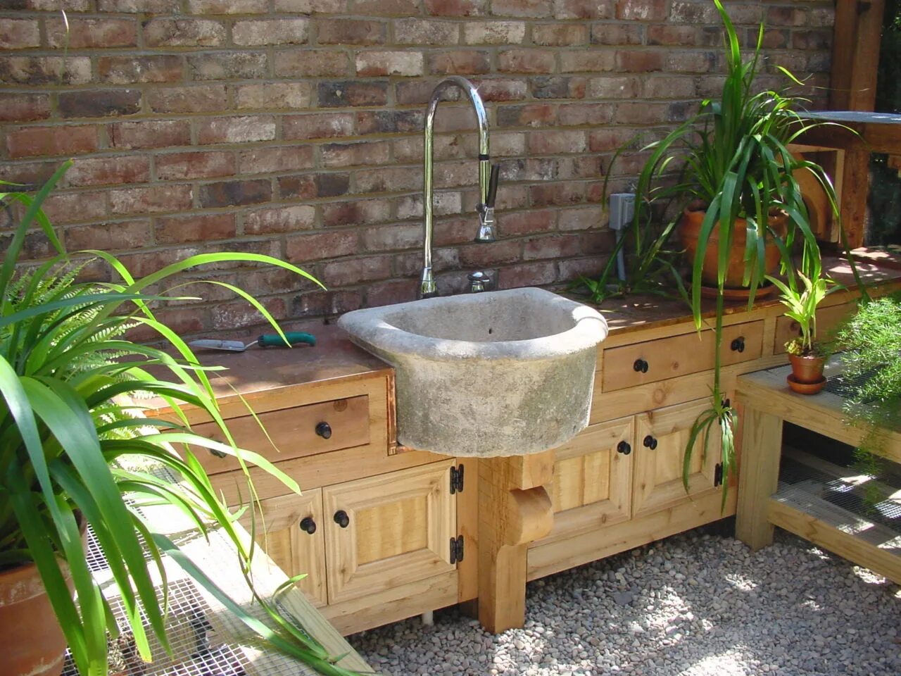 Мойка на даче фото Outdoor stone sink - Amazing Outdoor Kitchen Sink.