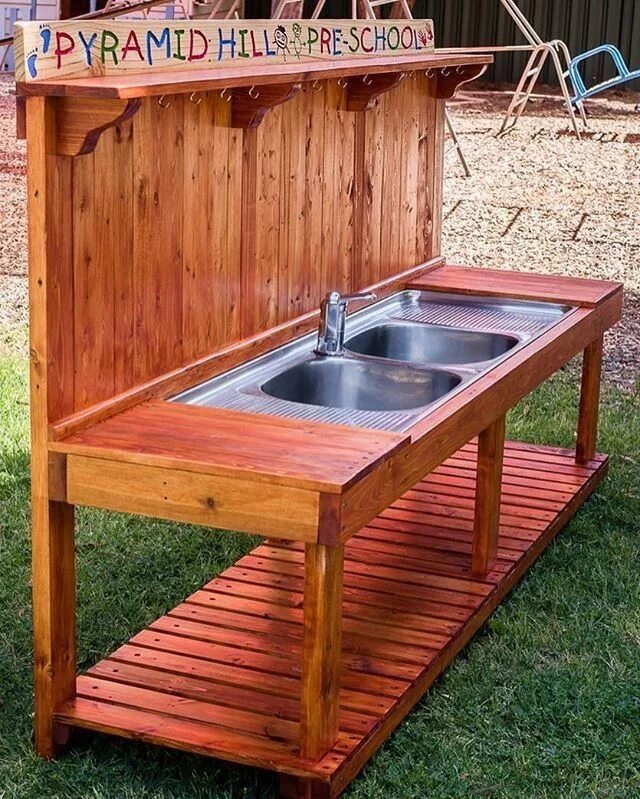 Мойка на даче фото Épinglé par Amypub sur diy Patio en palettes, Cuisine exterieur, Palette extérie