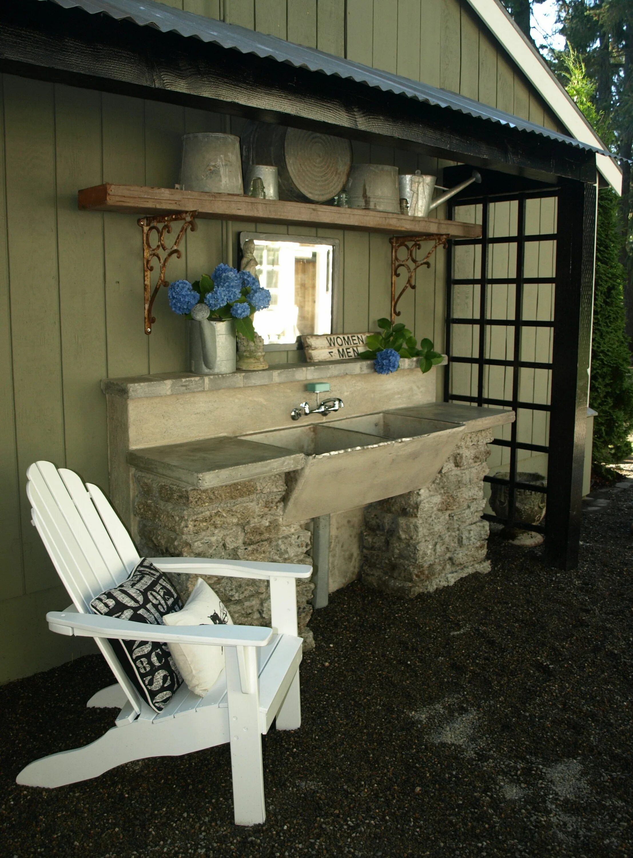 Мойка на улице на даче своими руками Our outdoor garden sink with hot and cold running water, cement counter top, rec