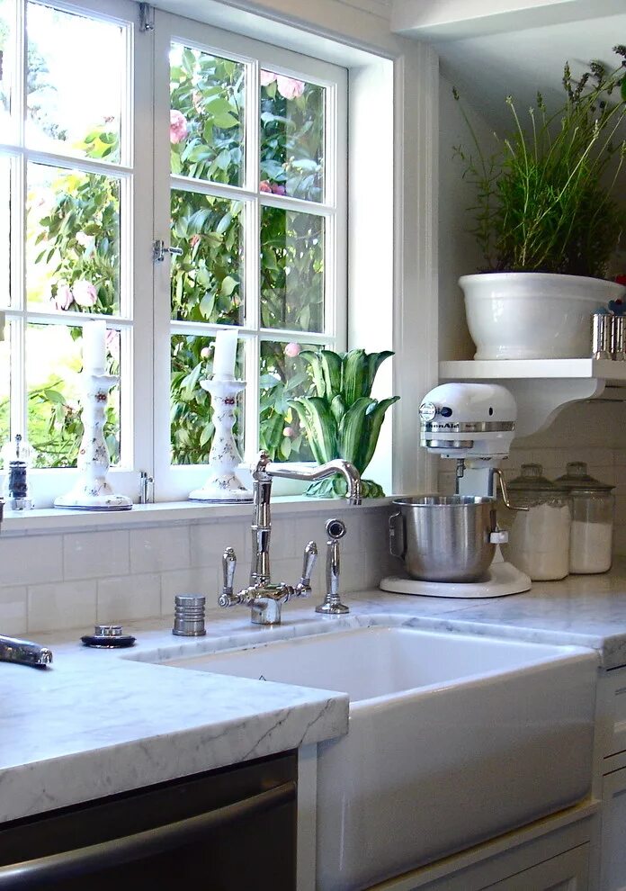 Мойка напротив окна фото Downtown Mill Valley - Классический - Кухня - Сан-Франциско - от эксперта Patti 