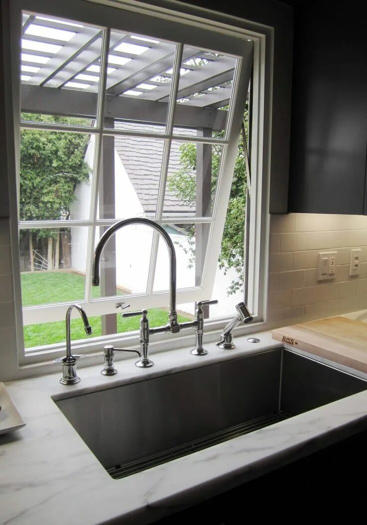 Мойка напротив окна фото IMG_2895.JPG (1119 × 1600) Kitchen sink window, Kitchen sink design, Kitchen sin