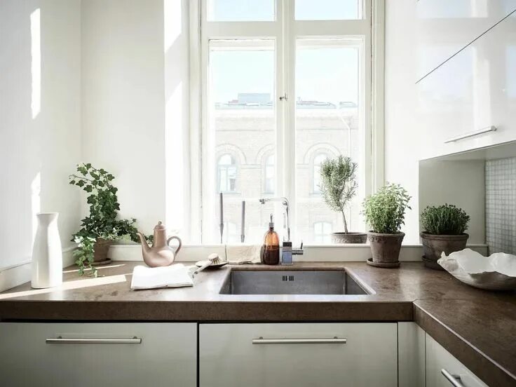 Мойка напротив окна фото Pequeño piso ideal de 31 m² delikatissen Interior de cocina, Cocinas de casa, De