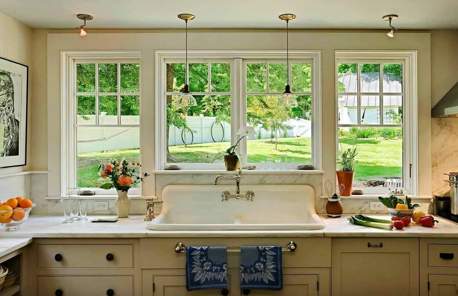 Мойка напротив окна фото Antique cape style house gets charming makeover in New England Trendy farmhouse 