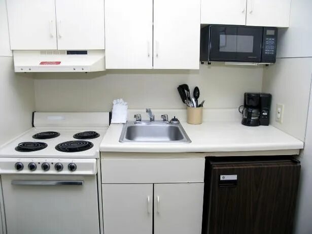 Мойка рядом с плитой фото Carpentry & Remodeling ehow Small apartment kitchen decor, Small apartment kitch