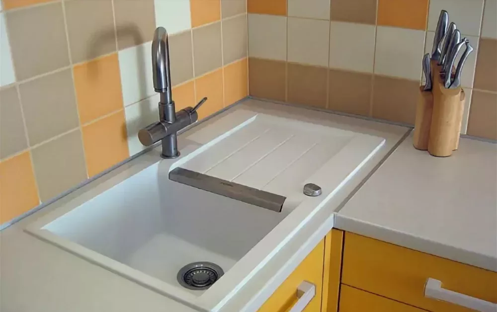 Мойка в углу кухонного гарнитура фото Белая мойка из искусственного камня Technistone - купить в Казани по цене 6 460 