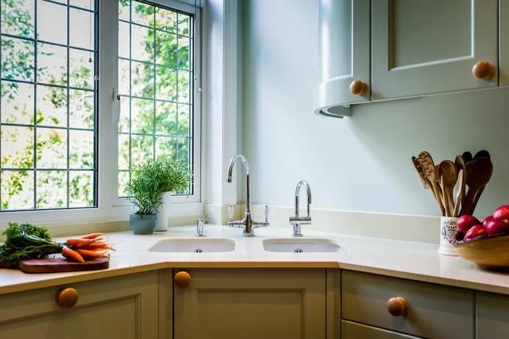 Мойки под окном фото 3 Smart Ways to Make the Most of Kitchen Corners Lake house kitchen, Kitchen cor