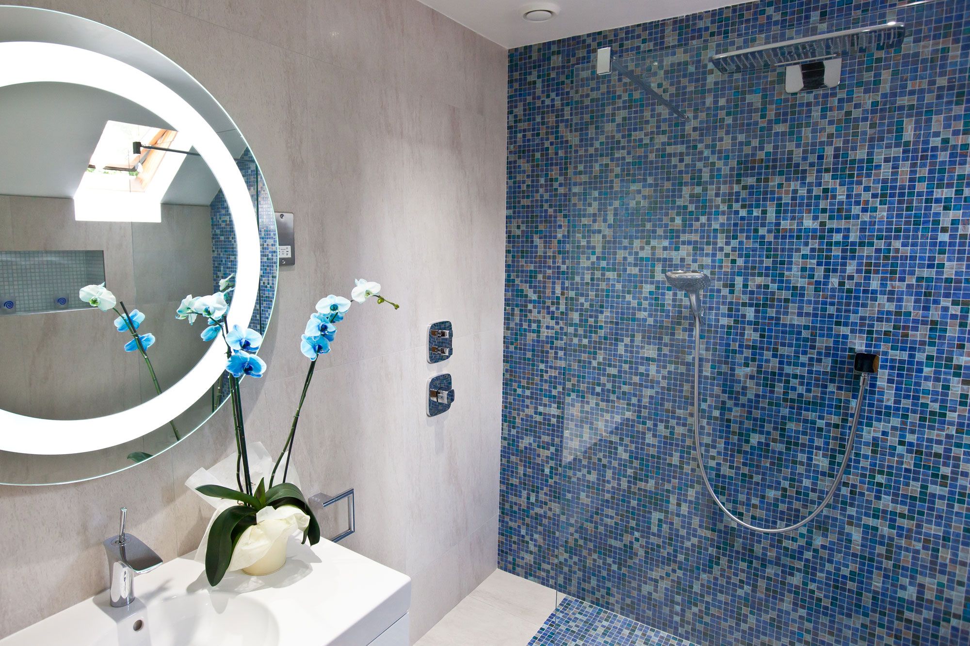 Мозаика в комнате фото Boutique spa inspired bathroom featuring ocean blue mosaics and a striking mirro