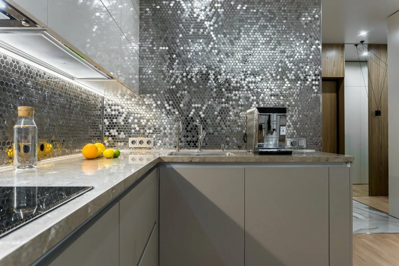 Мозаика в современном интерьере Stamping Aluminum Titanium 28.2x29.2 Moreroom Stone - Мозаика S107 Морерум Стоун