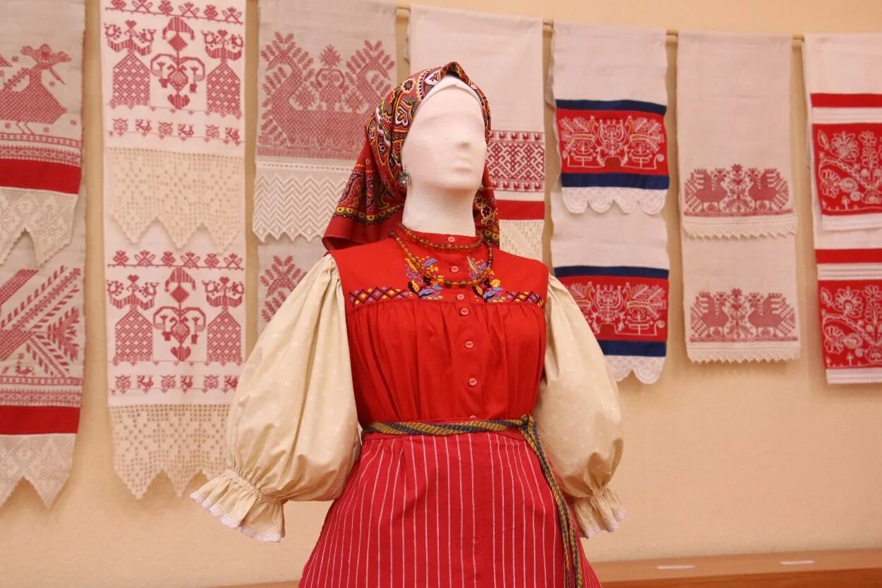 Народные костюмы вологодской области фото Вологодская женщина