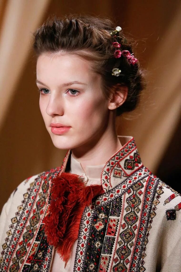 Народные прически Яркие детали коллекции Valentino: Мода, стиль, тенденции в журнале Ярмарки Масте