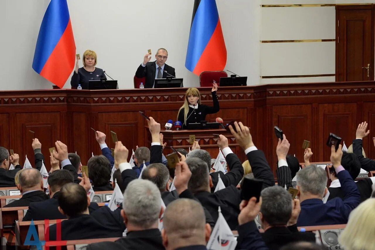 Народный совет фото Парламент ЛНР единогласно поддержал принятие новой Конституции республики в сост