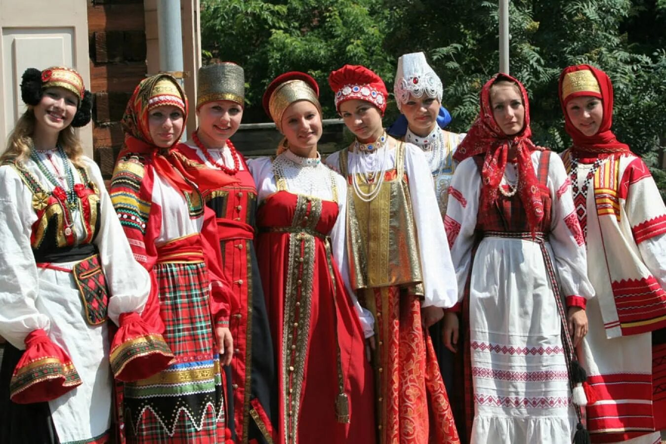 Народы россии фото в национальных Русский костюм: как сложился русский народный костюм, картины, фотографии.