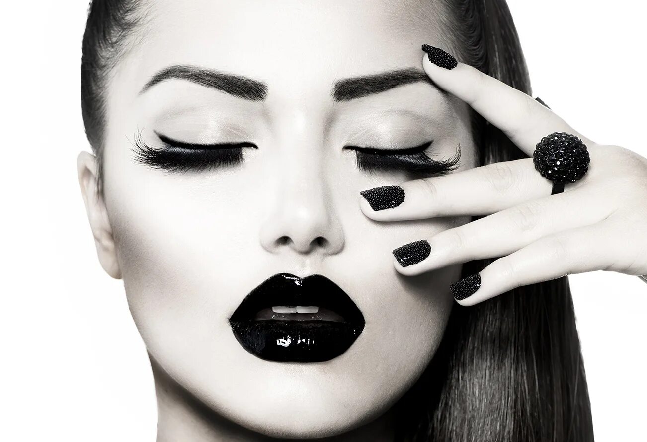 Нарощенные ресницы и губы фото Un makeup black and white Vogue Italia