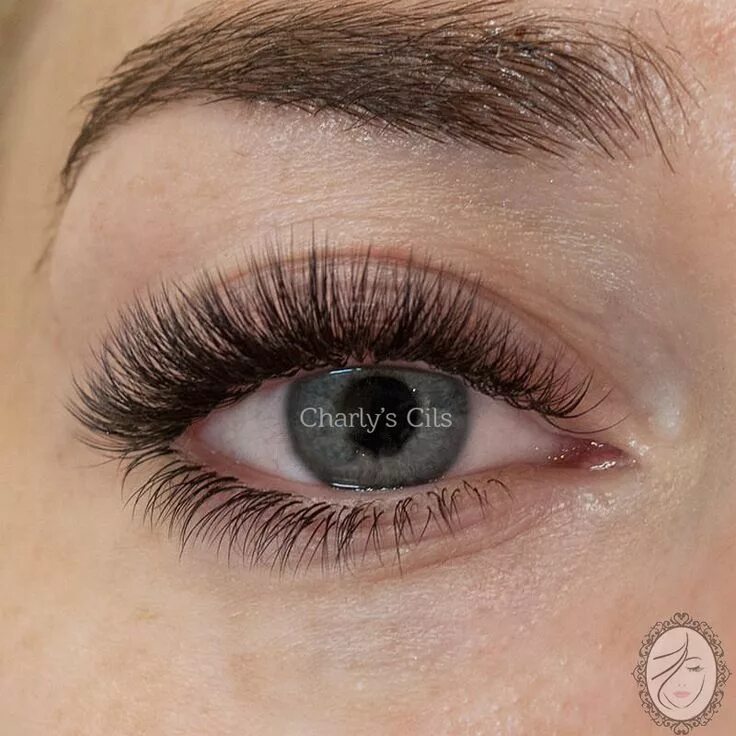 Нарощенные ресницы коричневого цвета фото Vous recherchez un regard naturel mais avec une frange de cils bien fournie ? Le