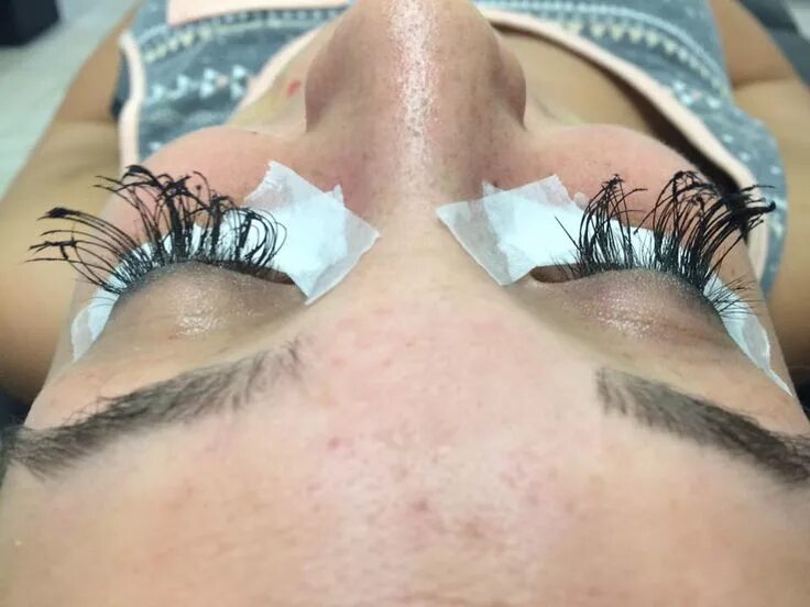 Нарощенные ресницы смешные фото These are hands down the WORST lashes we have ever seen! This picture is from An