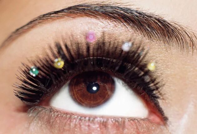 Нарощенные ресницы со стразами фото Eyelashes: Under false pretences Eye makeup, Girl eye makeup, Pretty eye makeup