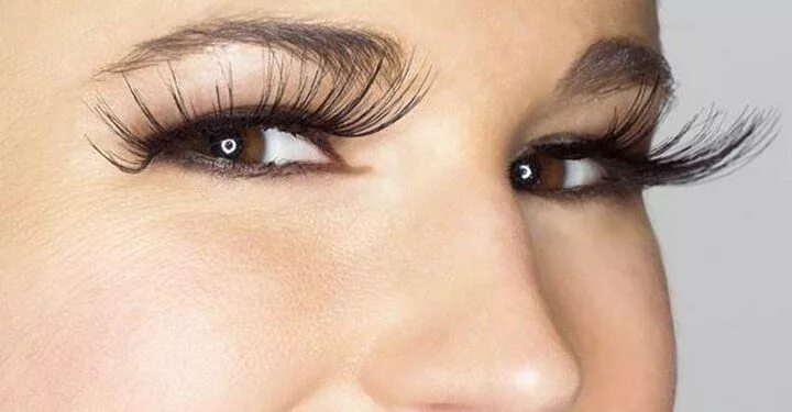 Нарощенные ресницы женщины фото What are you doing wrong when using an eyelash curler? Here's what to avoid. Lea