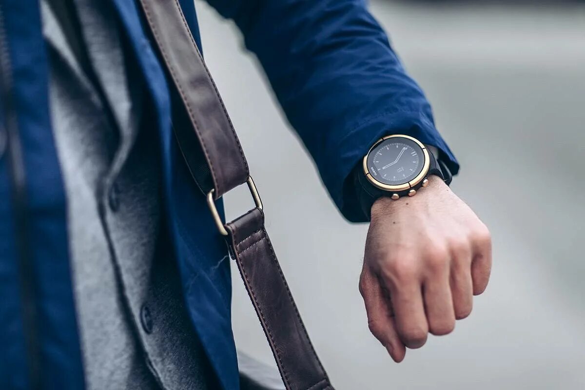 Наручные часы на руке фото Suunto Spartan Ultra SS023303000 заказать и купить по цене 81 800 руб. в Санкт-П