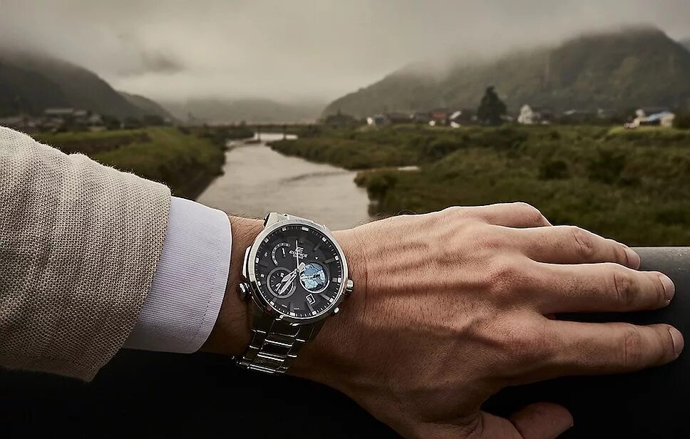 Наручные часы на руке фото Casio выпустила часы с дополнительным циферблатом в виде земного шара - Новости 
