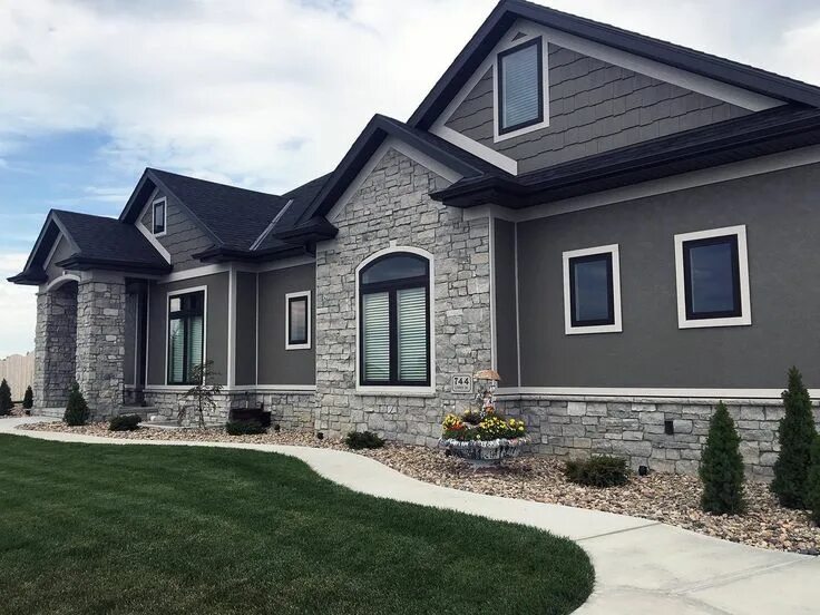 Наружная отделка дома варианты Found on Bing from tablerockco.com Gray house exterior, Stone exterior houses, E