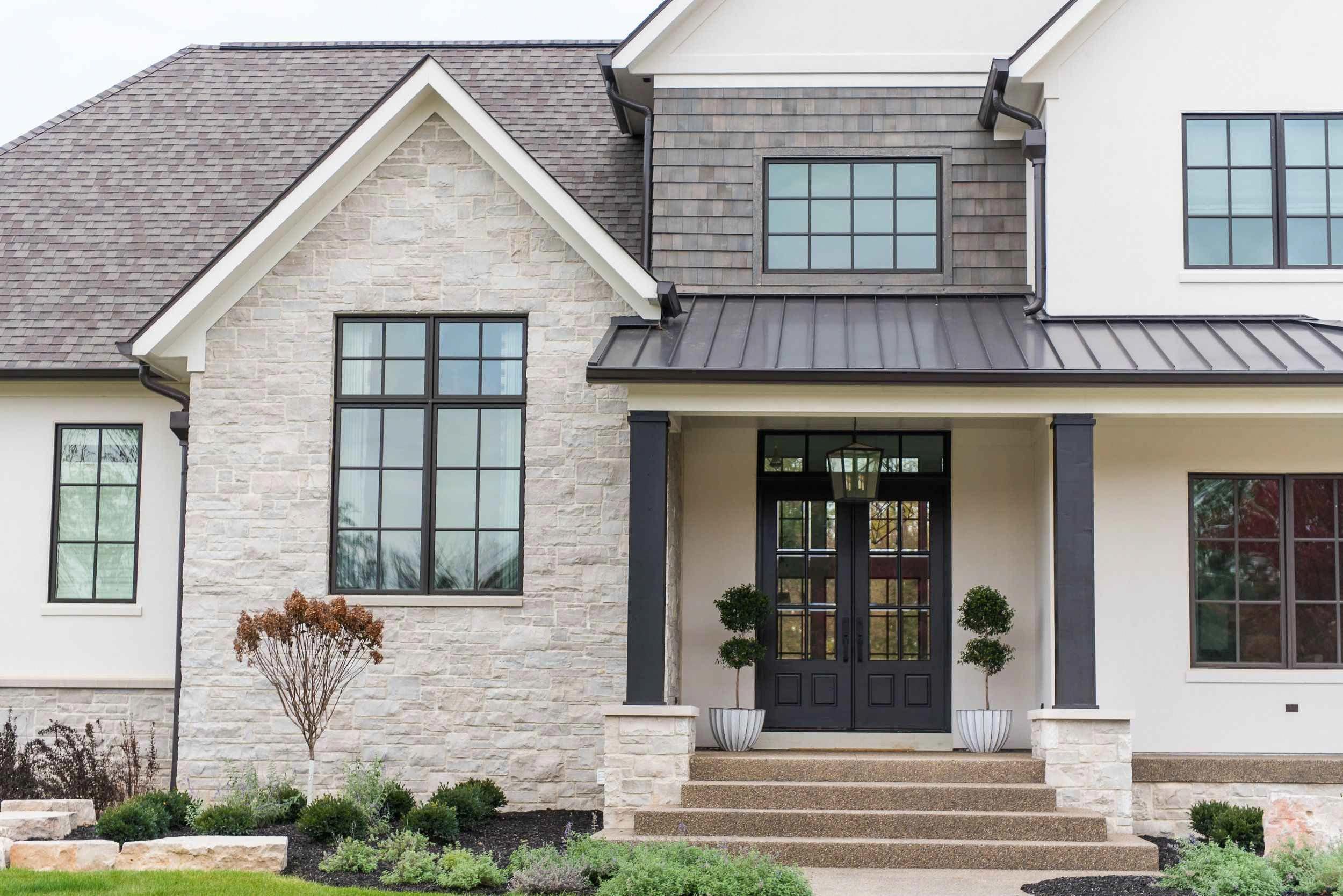 Наружное оформление домов #modernfarmhousedecoratingideas Modern farmhouse exterior, House paint exterior,