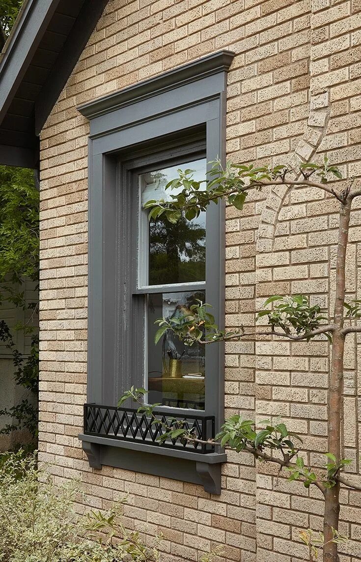 Наружное оформление окон частного дома News and Stories from Joanna Gaines Brick exterior house, Yellow brick houses, F