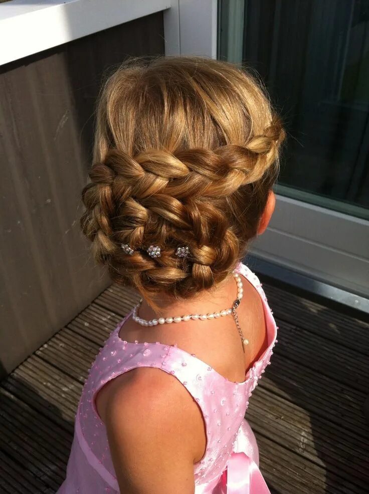 Нарядная прическа для девочки на длинные волосы Schöne Hochzeit Frisur für Blumenmädchen in 2019 Flower girl hairstyles, Flower 