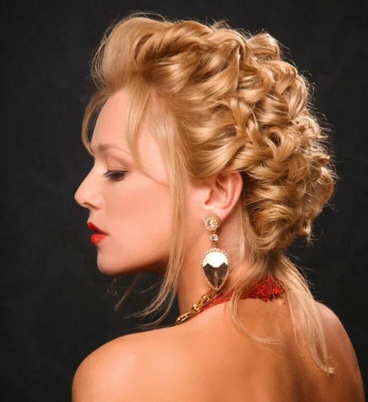Нарядная прическа для женщин ragazza-raccolto-capelli-elaborato-ciuffi-morbidi-rossetto-rosso-orecchini-dorat